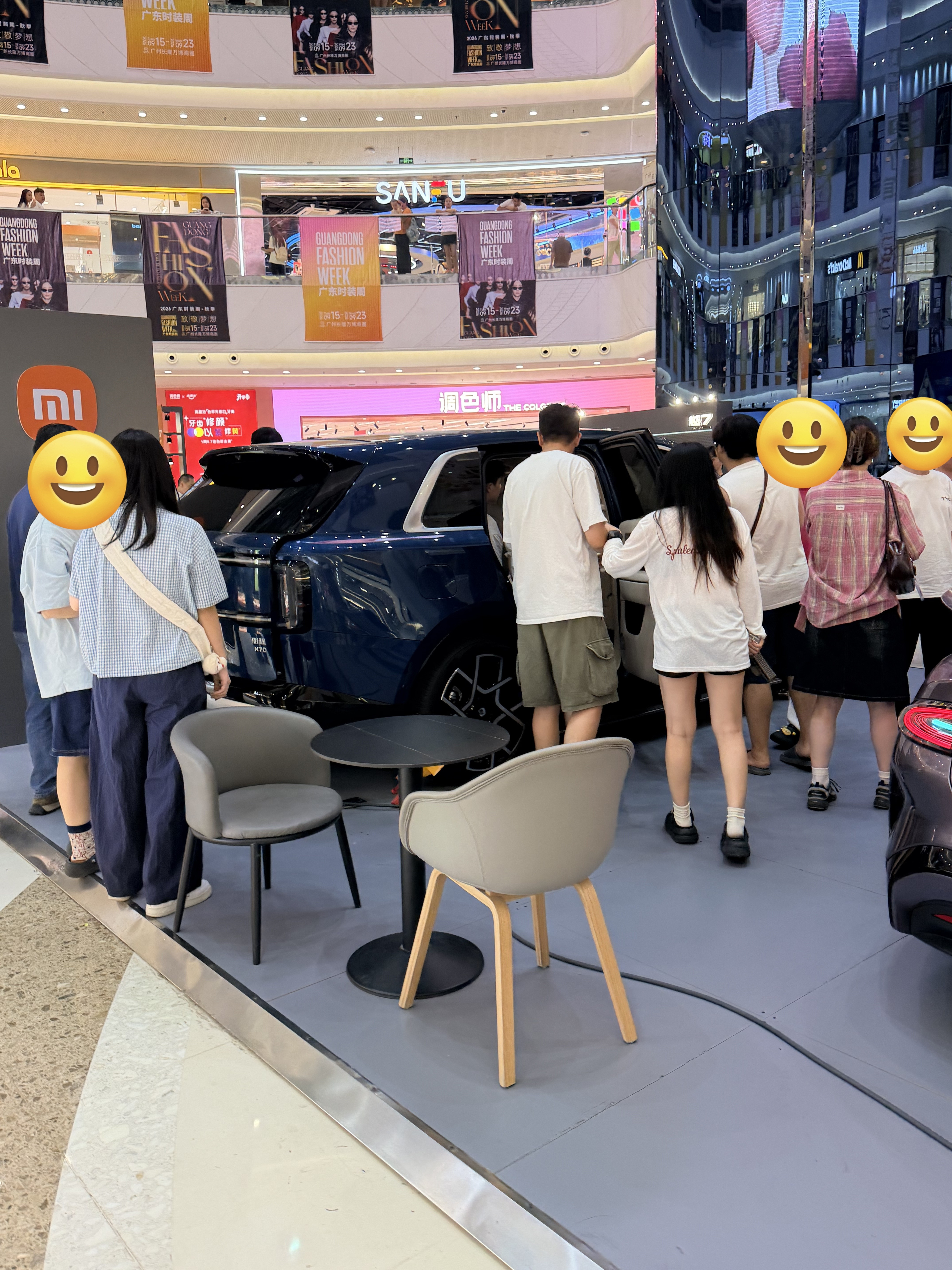 小米是会选位置的～在我们这边热门商超的中庭，搞了个展台，看车的人络绎不绝，主要是