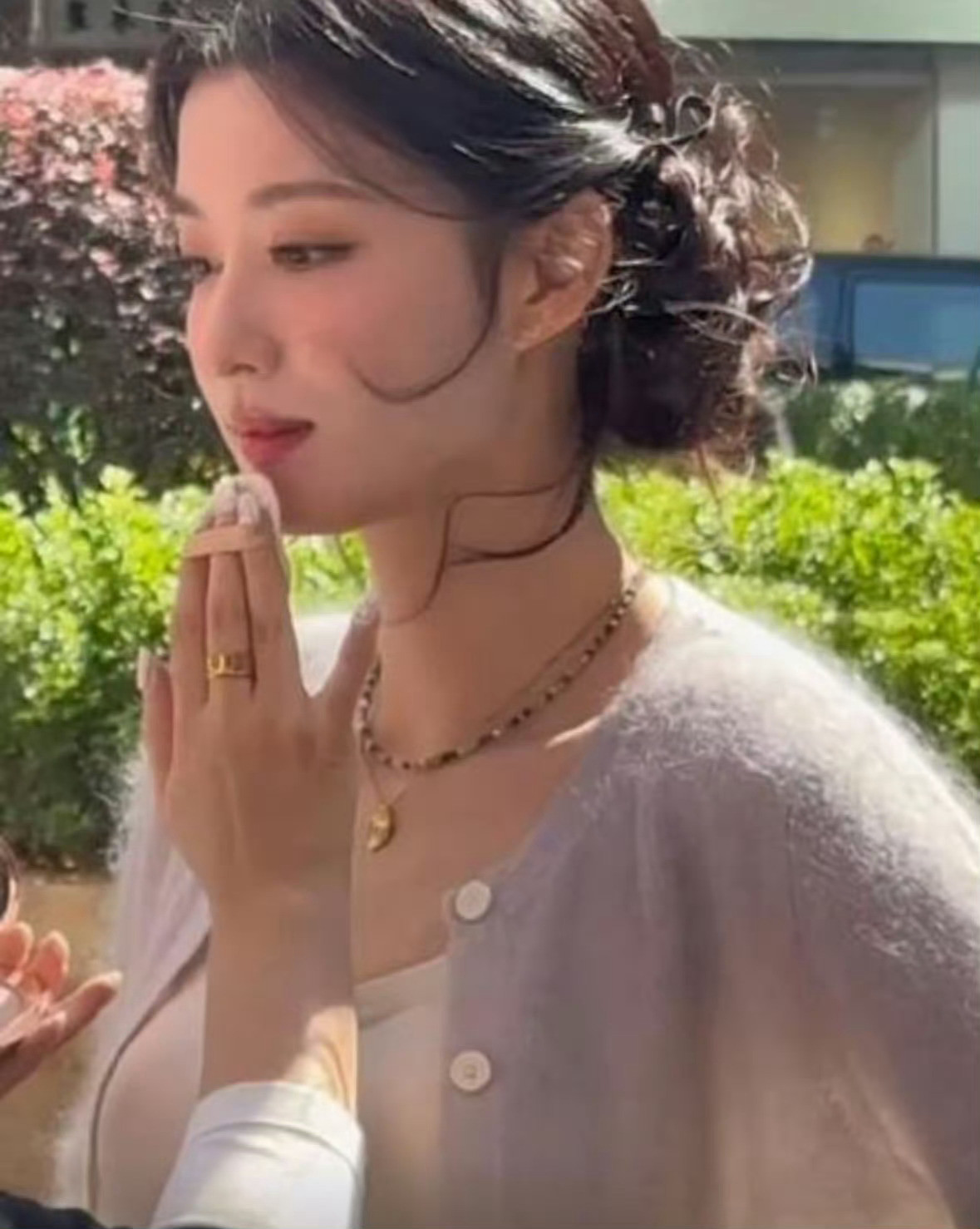 王楚然确实美，现实很少见这么好看的。很大气的五官笑起来很甜。