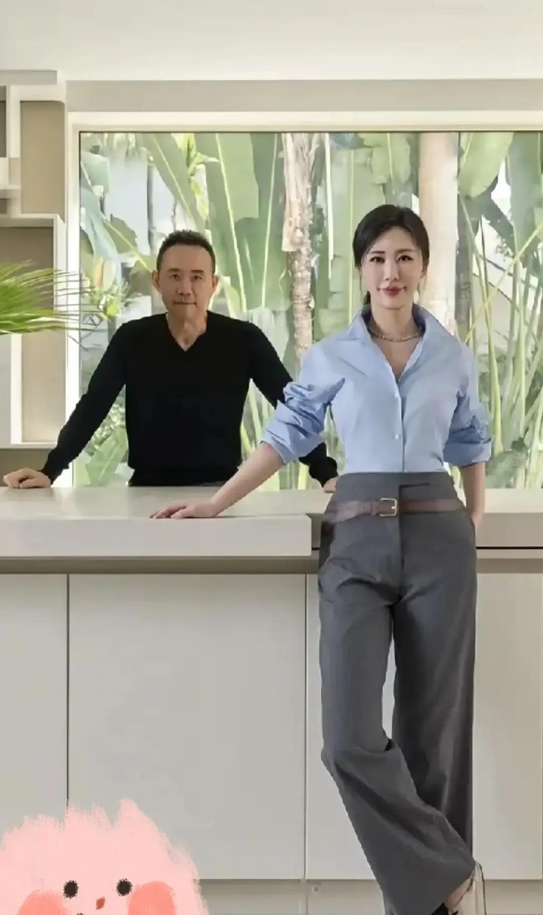 别盯着王石的白发了。72岁的人，每天清晨套上跑鞋征服5公里。每周两次，他把