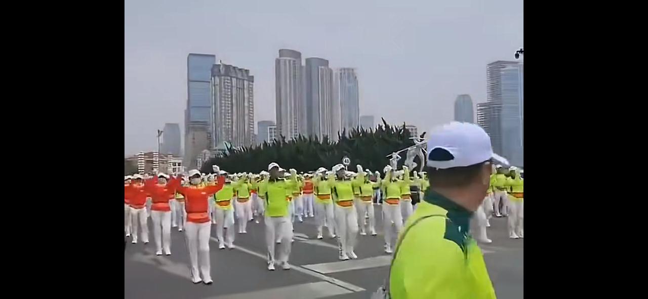 暴走团，我想知道他们的退休金是多少？能达到一个月万元吗？他们生活真滋润。我老丈