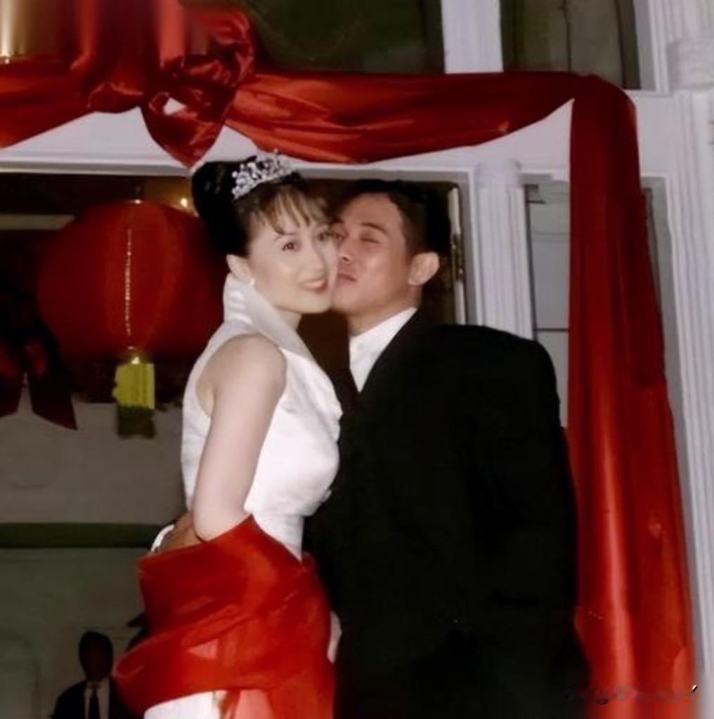 一九九九年，李连杰和利智在美国洛杉矶结婚时的照片，郎才女貌，非常般配。
