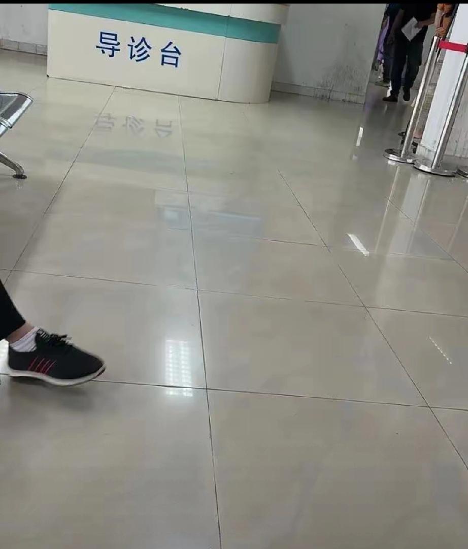 我想不通！一个82岁的老人家，清晨7点半就赶到医院排队，现场挂了号，结果枯坐到1