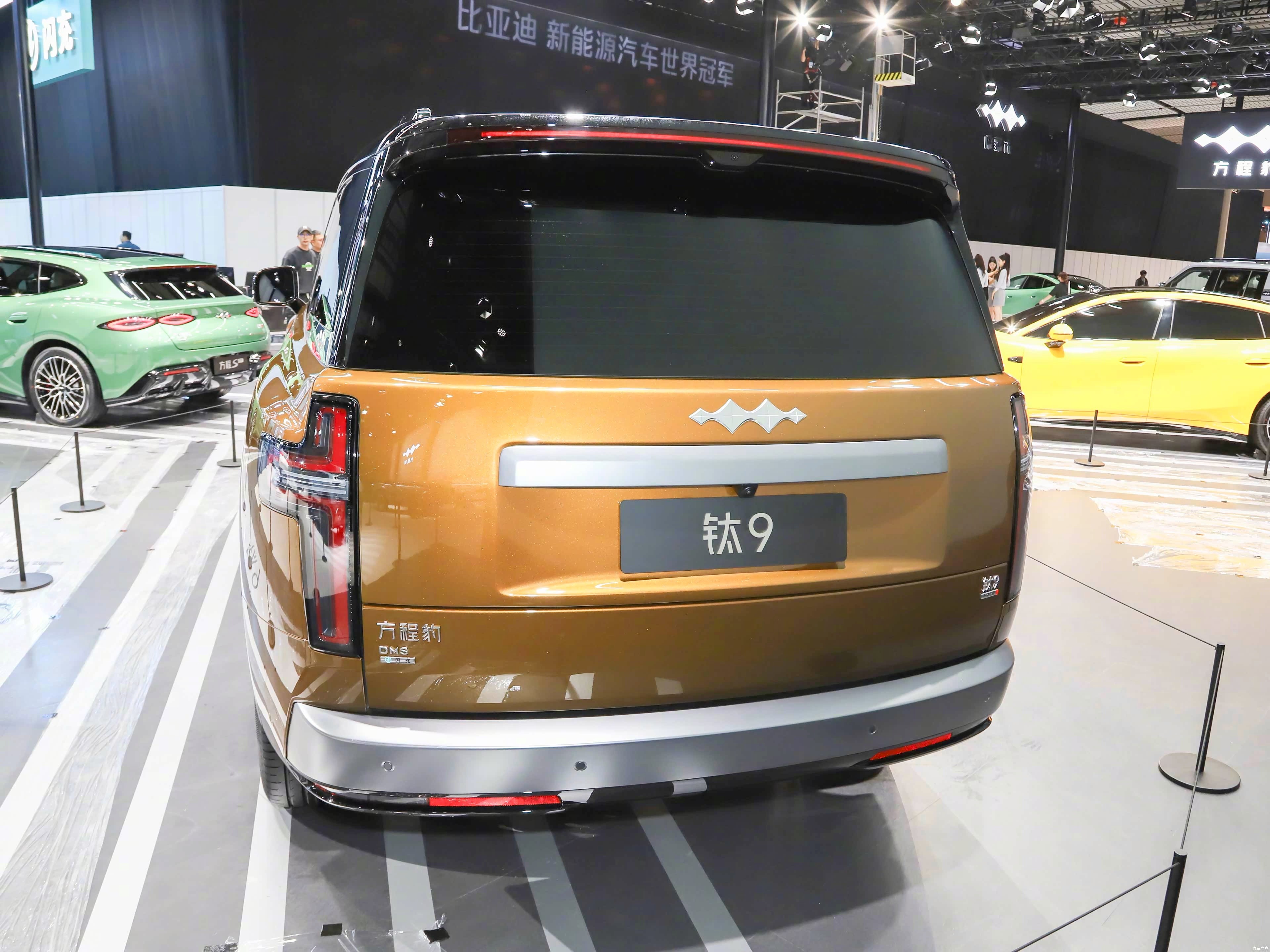 方程豹钛92026年9月上市，定位大型插混硬派SUV。整车尺寸5150mm×2030mm×1950m