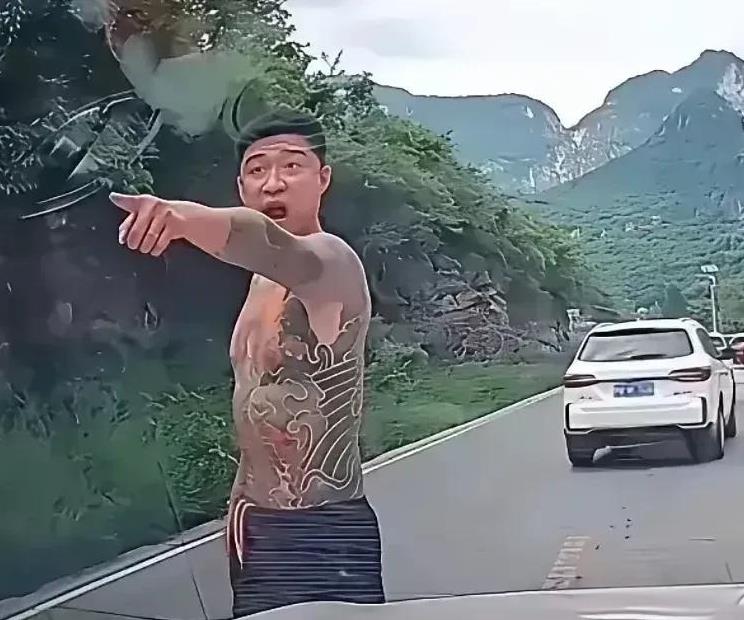 女子开车出去遇到堵车，一辆白色SUV逆行想插到她的车前面，女子没有让他。没想到过