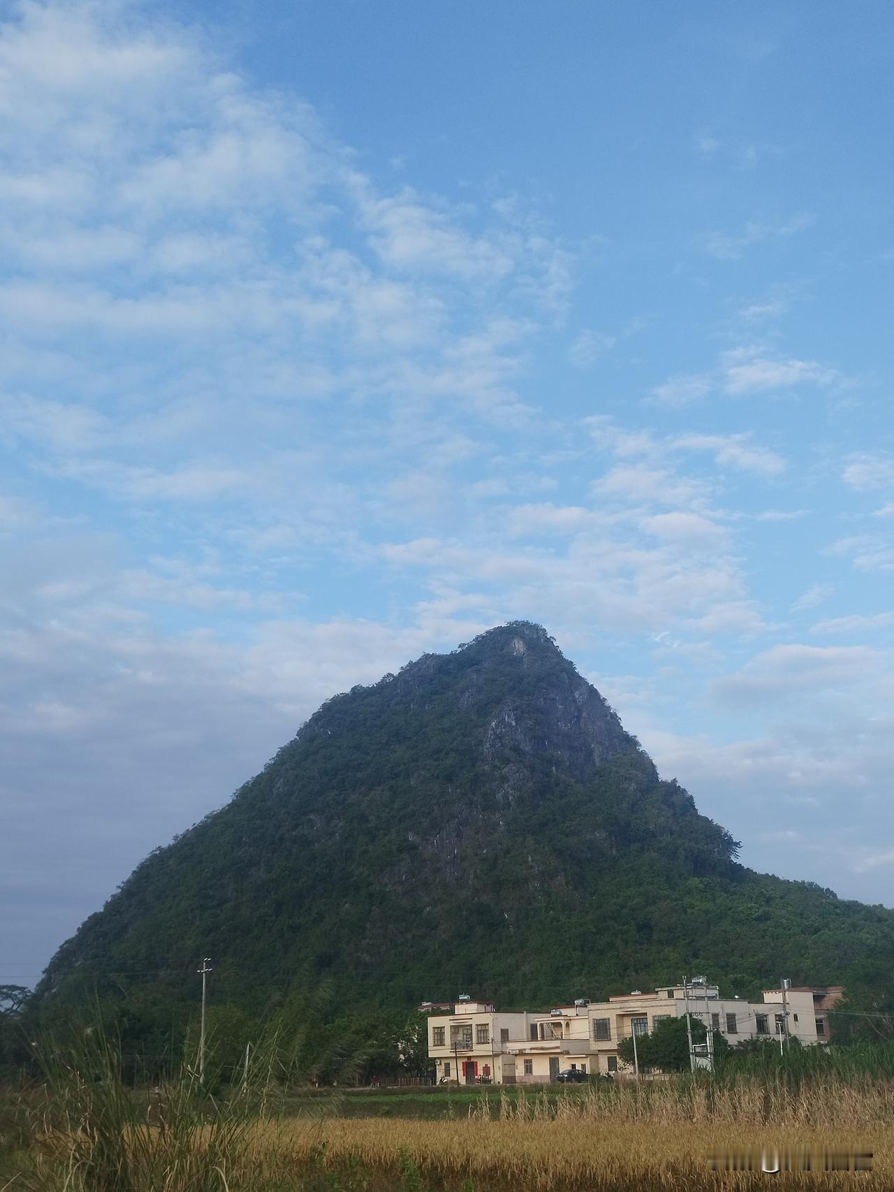 广东阳春名人谭敬昭，清代诗人。阳春春城人，1774—1830。曾为官，善于写诗