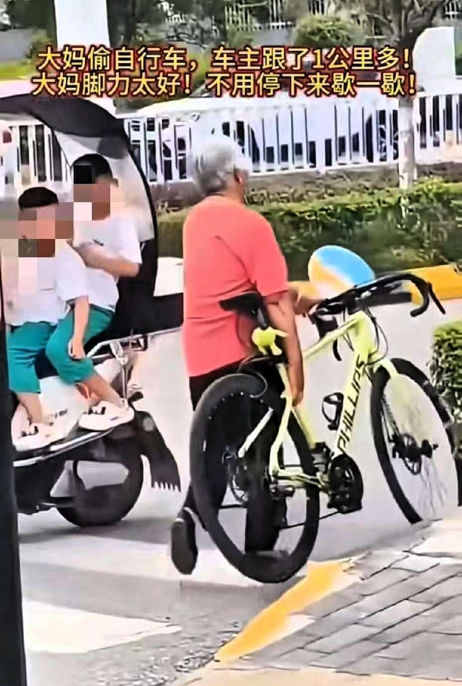 男子尾随偷车大妈一公里，网友直呼太损男子停车上厕所，出来发现自行车被一位大妈推