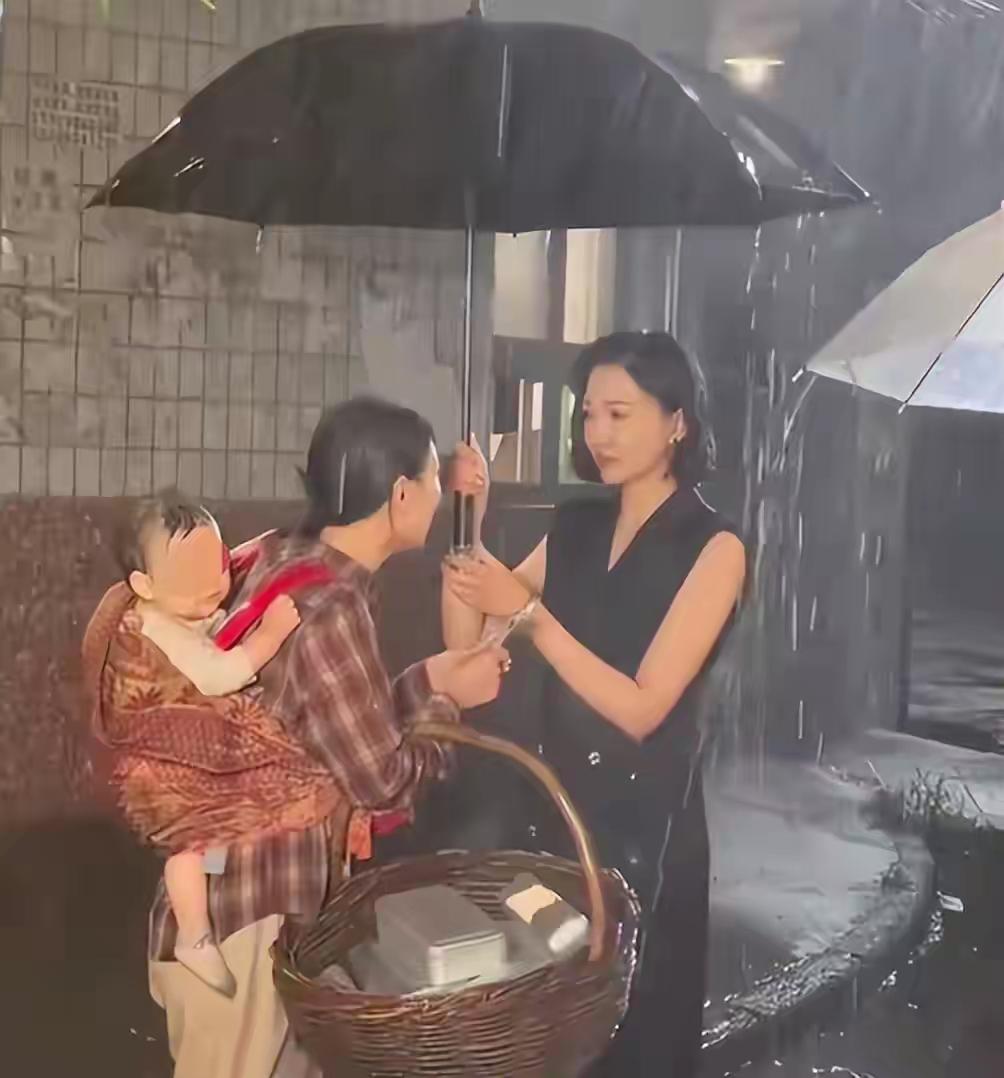 “800块，淋到高烧”：婴儿演员的淋雨戏背后，是整个影视圈的羞耻清单01一条