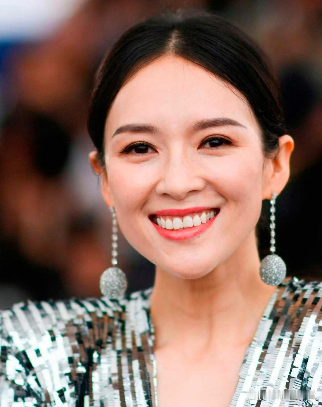 1.章子怡早年布局投资母婴品类，当初她在圈内邀约不少艺人合伙，大多人都婉拒了。没