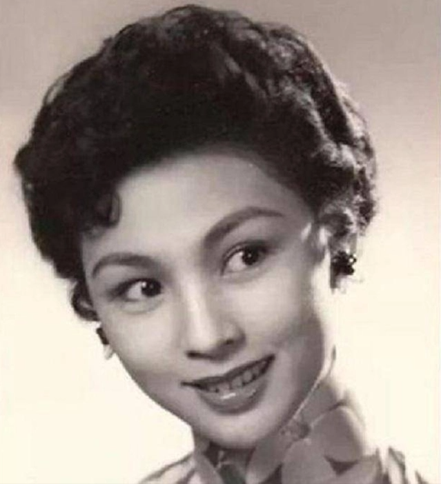 深夜，四川军阀杨森的九姨太蔡文娜身穿睡衣，妙曼身姿若隐若现。她轻拂着杨森的脸颊说