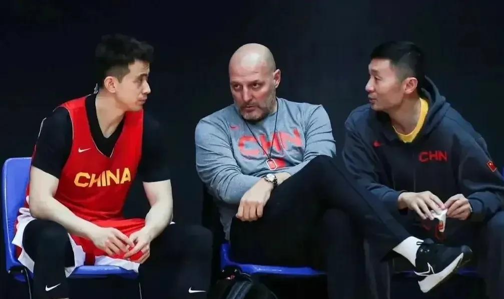 2022年男篮内部有分歧！周琦支持杜指导！赵继伟力挺乔帅近日关于2022年男篮