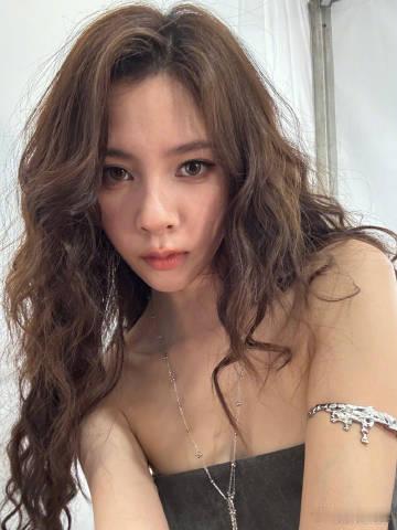 宋妍霏回应提了24次裙子宝子们，最近娱乐圈又有新动静啦！宋妍霏提了24次裙子