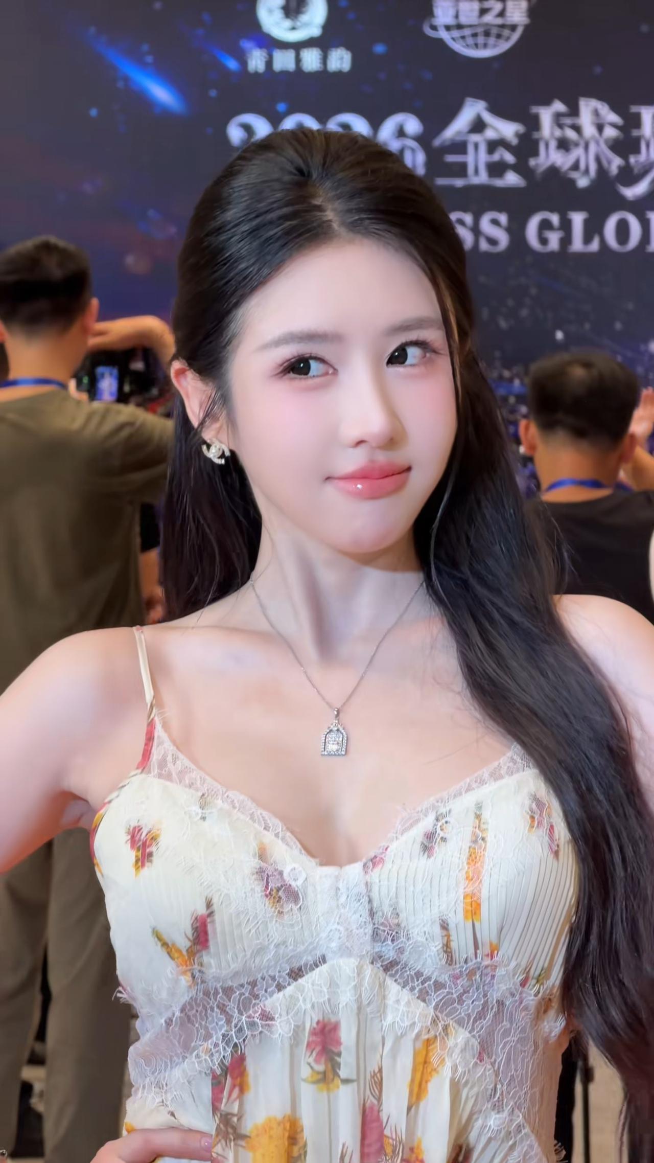 伊娃，全球中华小姐大赛中国总决赛冠军。福建沙县人，身高170。选美冠军模特美