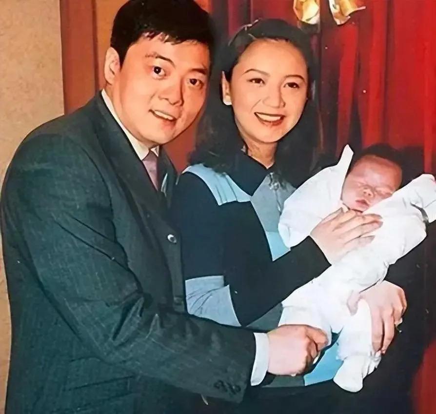 1999年2月，曾华倩与富商老公为儿子办满月宴，蓝洁瑛梅艳芳黄霑等好友到贺。曾