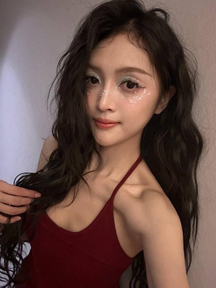 吴宣仪[比心][比心]是谁把小选的妆弄花的