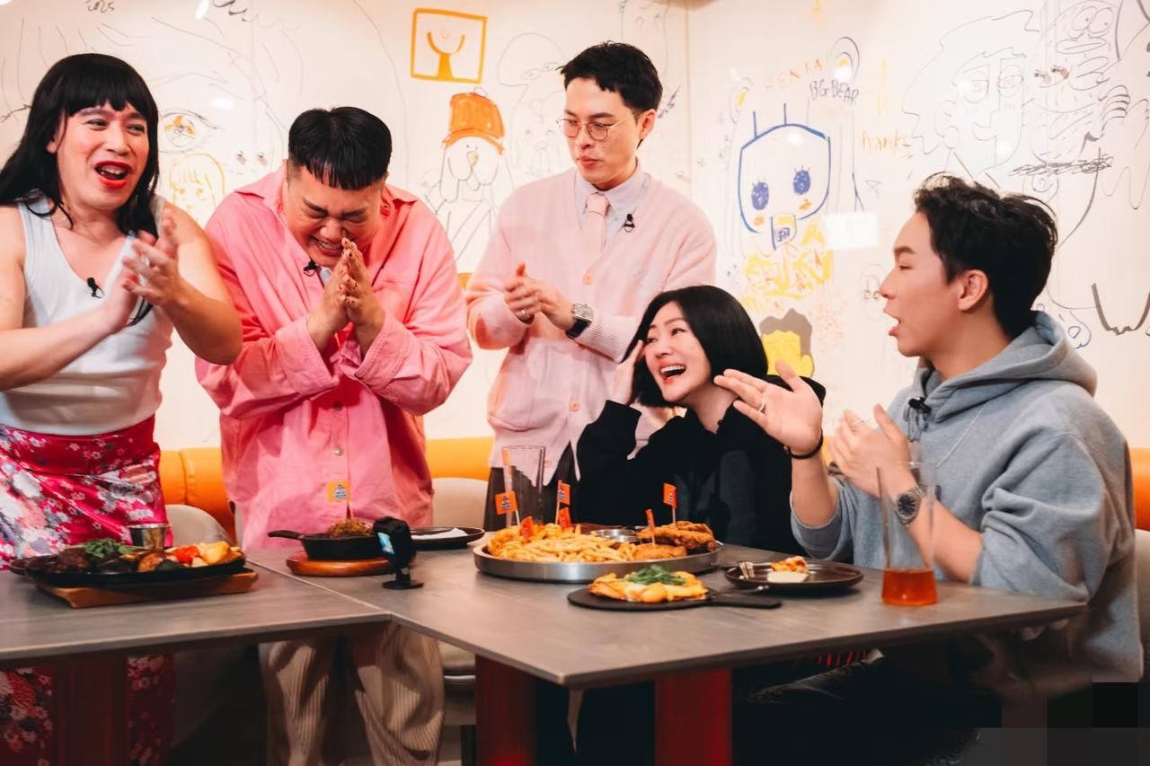 小S好割裂，一天时间反反复复哭好几次，笑的时候大笑，哭的时候大哭，看着好难受，感