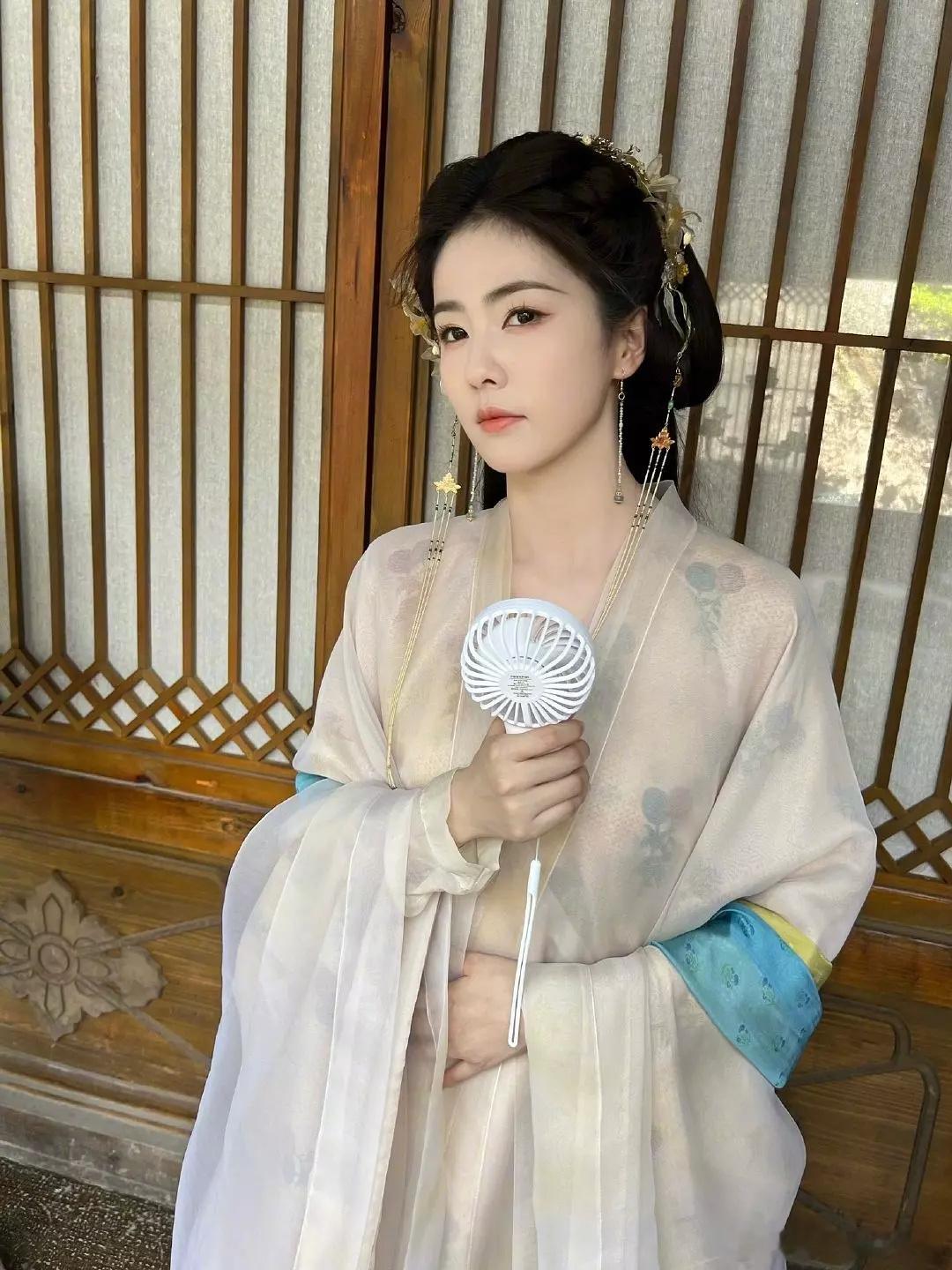 范丞丞给白鹿新剧做宣传陈都灵的粉丝，整天盯着鞠婧祎和白鹿黑，趁着这时候甩锅成白鹿