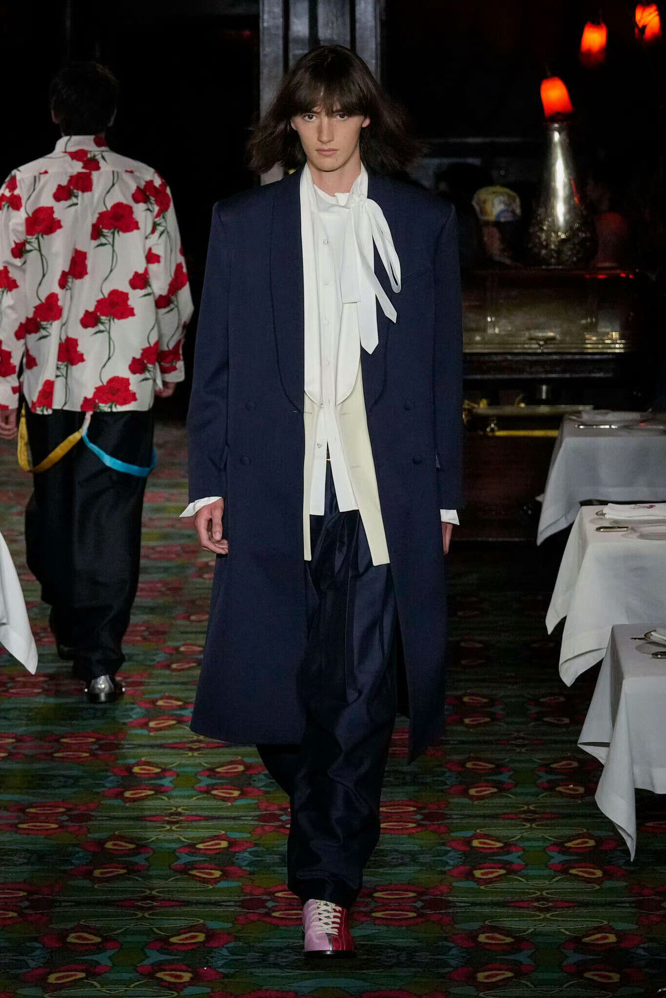 张真源×微博之夜造型预告身穿KENZO2026春夏系列，佩戴FER