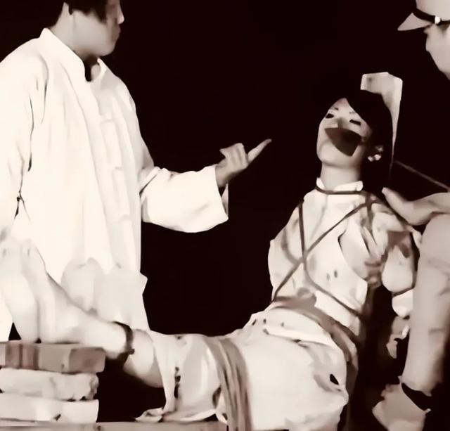 1943年3月，在无锡伪特工监狱内，军统特工邓静华痛得大汗淋漓。无锡伪特工站站长