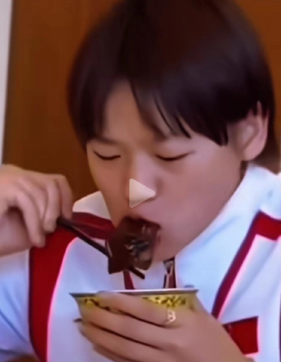 全红婵太可爱了，吃得那叫一个香，隔着屏幕都感受到香味了。全红婵真的太接地气，