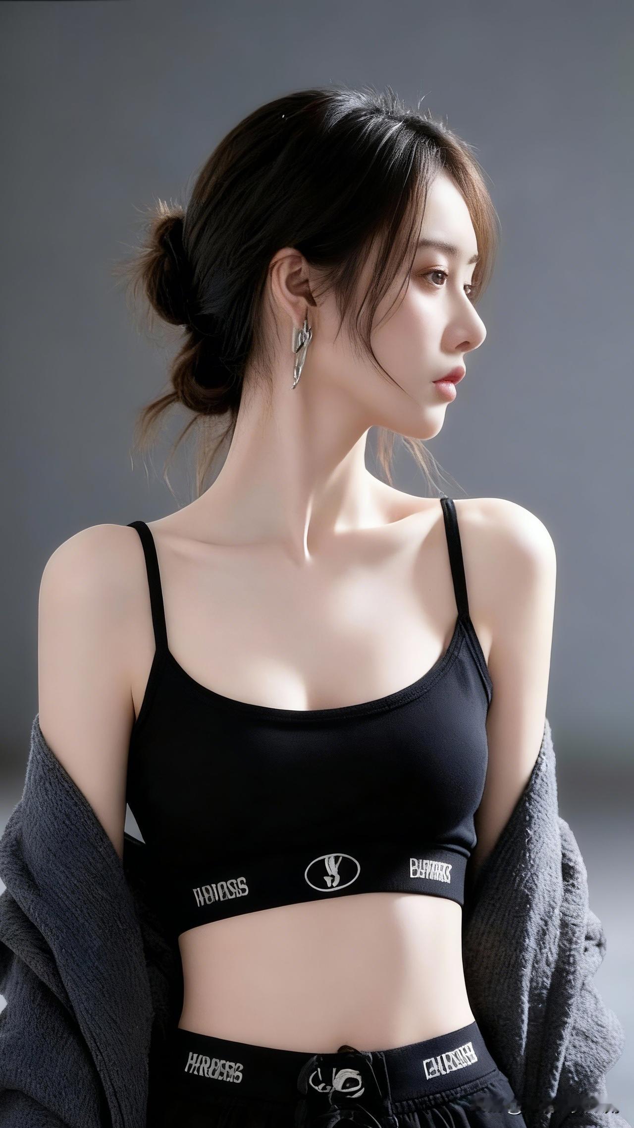 黑衣美人倚，耳畔风铃响。晒出女性魅力优雅运动风，黑色运动内衣搭配灰色外套，尽显