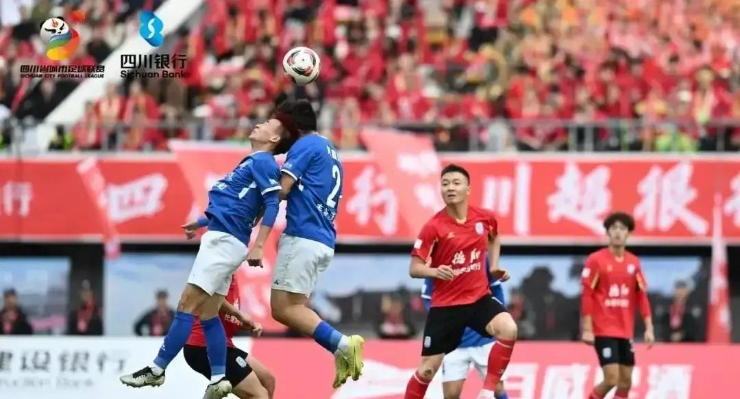 湘超先把“城市+足球”玩成招牌，川超立马抄作业，还顺手升级。球员互通、补偿