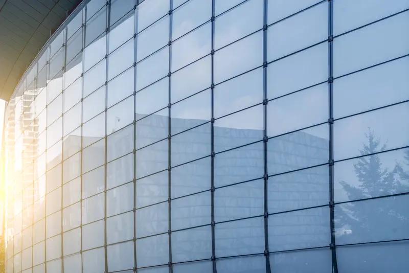 最近西安南郊万象城出事儿了，好多小鸟撞玻璃幕墙死亡，地面上随处可见撞墙坠地的小鸟