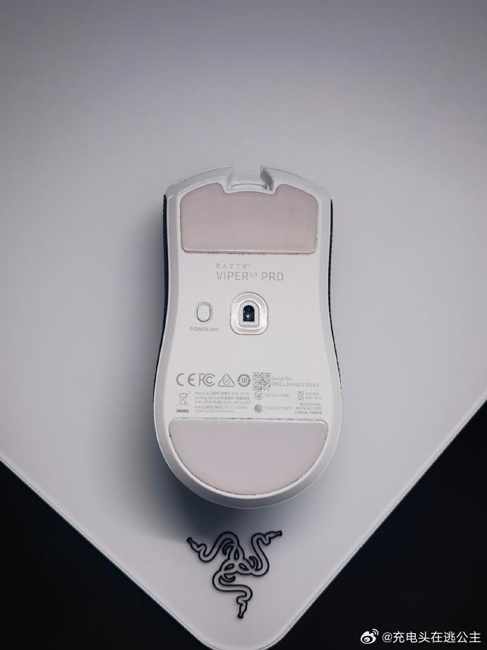 雷蛇毒蝰v3pro1.在外观方面更加圆润饱满，鼠标背部高度相比较上一代也提高了