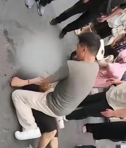 钱王津，男，汉族，现役军人，江苏淮安人。2026年7月27日傍晚六点多，他趁着探