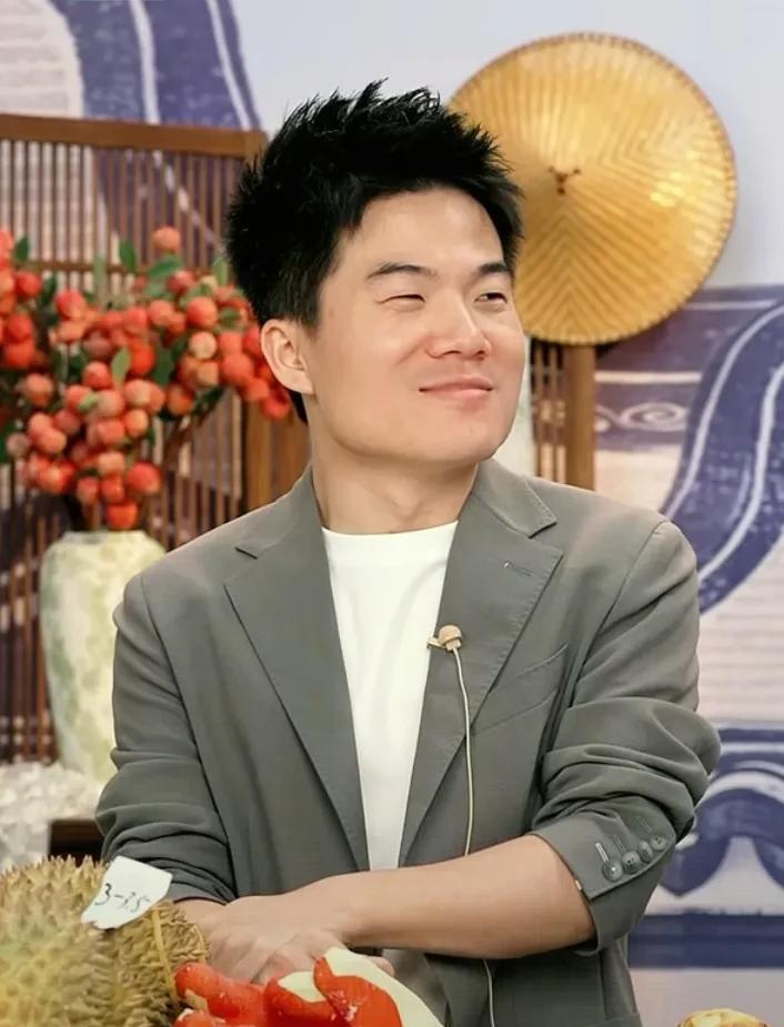 马骞到底大手笔买了啥？绝对不是直播间消费大户两个榴莲这么简单，就连董宇辉都笑着