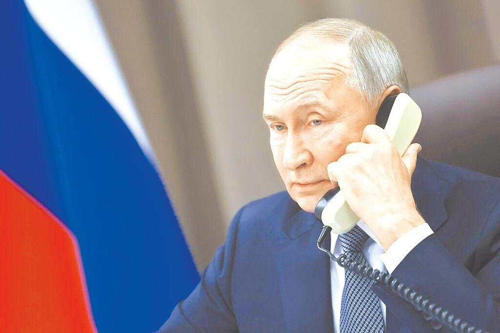 老毛子竟然开始找咱们借人民币了！2025年12月2日，俄罗斯首度发行以人民币计价