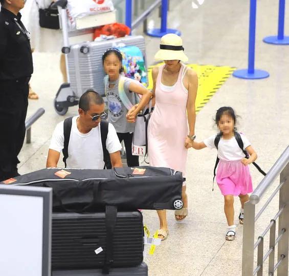马伊琍、文章早年带着女儿度假回来的照片，多么幸福美满的一家人，马伊琍穿着粉色紧身