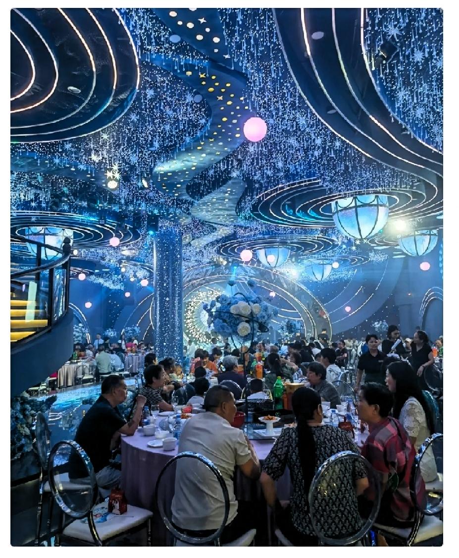 现在是人情薄如纸！昨天我姑娘结婚，在酒店订了35桌，每桌花费1000。万万没想到