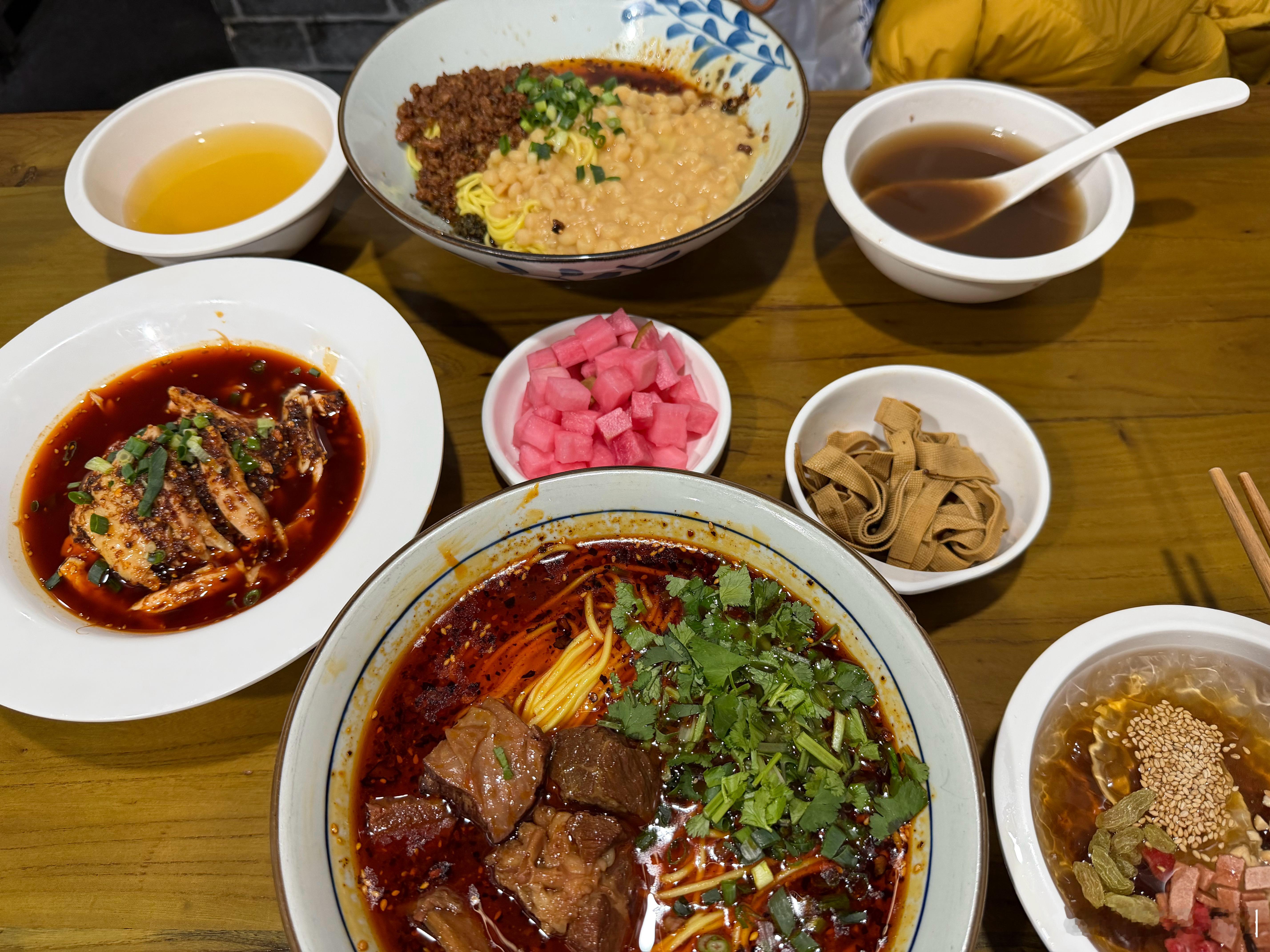 半夜刷到勇盛牛肉面翻来覆去越看越饿干脆来一趟吧到了还排了40多分钟365*24，