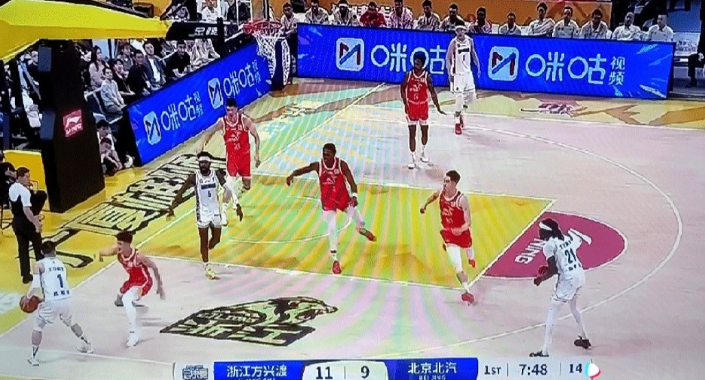 陈盈骏的背身单打，国产后卫很少有人能够连续顶得住，但孙铭徽可以，足以可见孙铭徽的