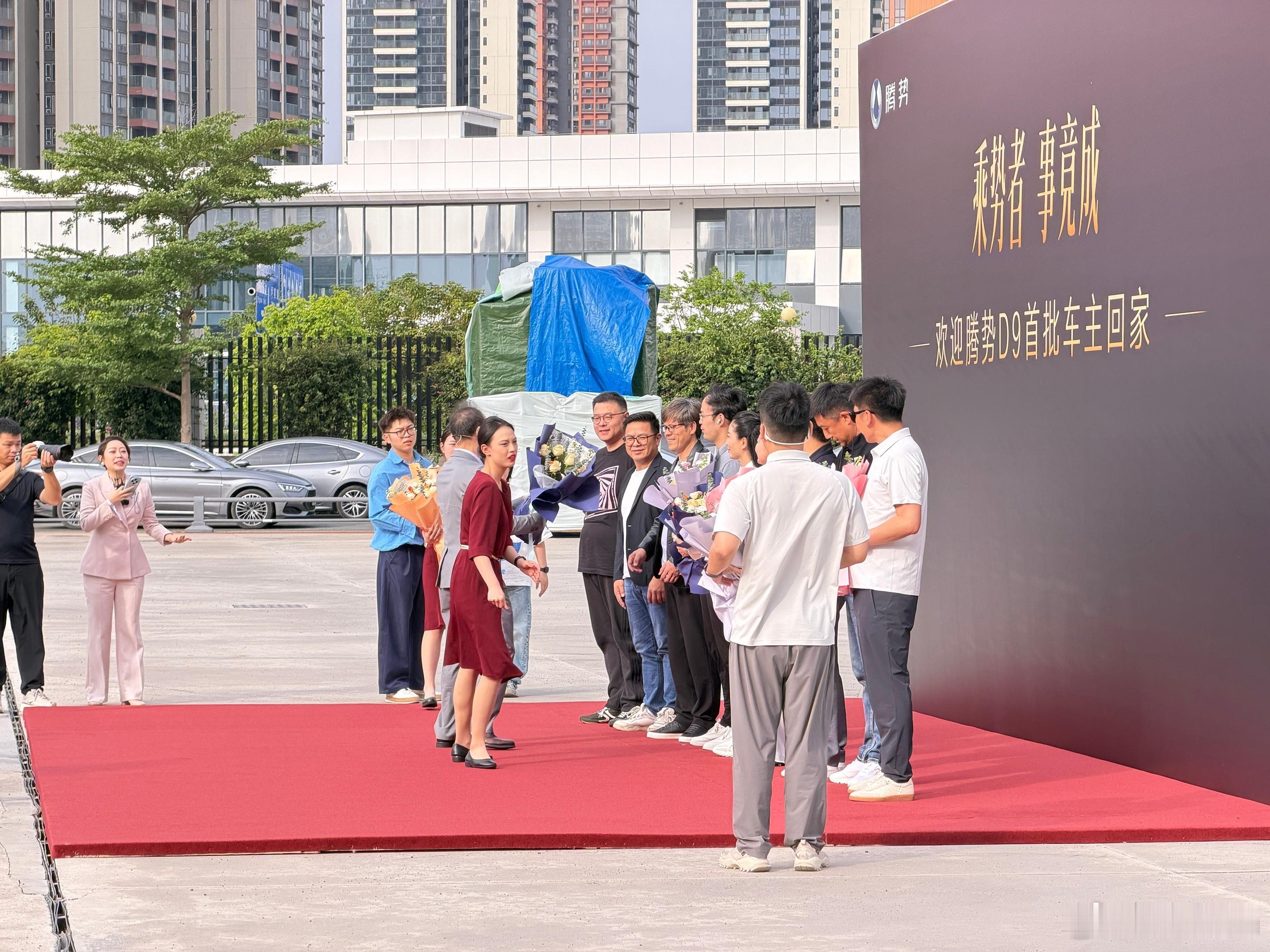 腾势D9把老车主宠上天了这也太有排面了！腾势直接安排直升机把10位首批D9车