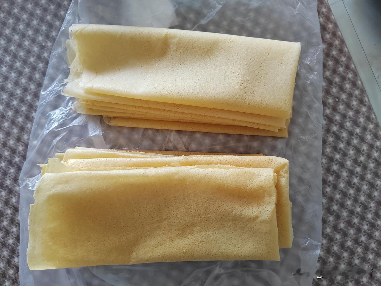 大家发快递的时候千万不要到付了，这中间可能有很多猫腻，昨天我帮粉丝买了一些煎饼，