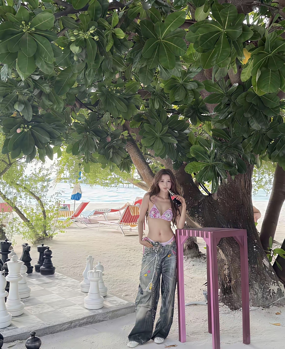 看了孙怡马尔代夫拍的照片网友：果然身材好的人，批麻袋也能拍的好看的。