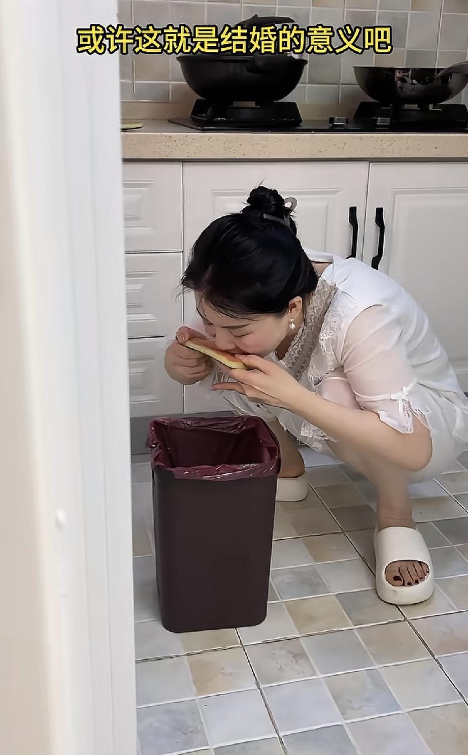 男子下班回家之后，不见自己的老婆，但听到厨房里有些响动，就悄悄的推开了厨房的门，