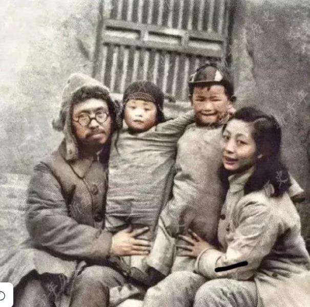 罗荣桓元帅和他的妻子还有两个孩子相聚了，他们没有好的衣服，罗荣桓头戴一顶磨损不成