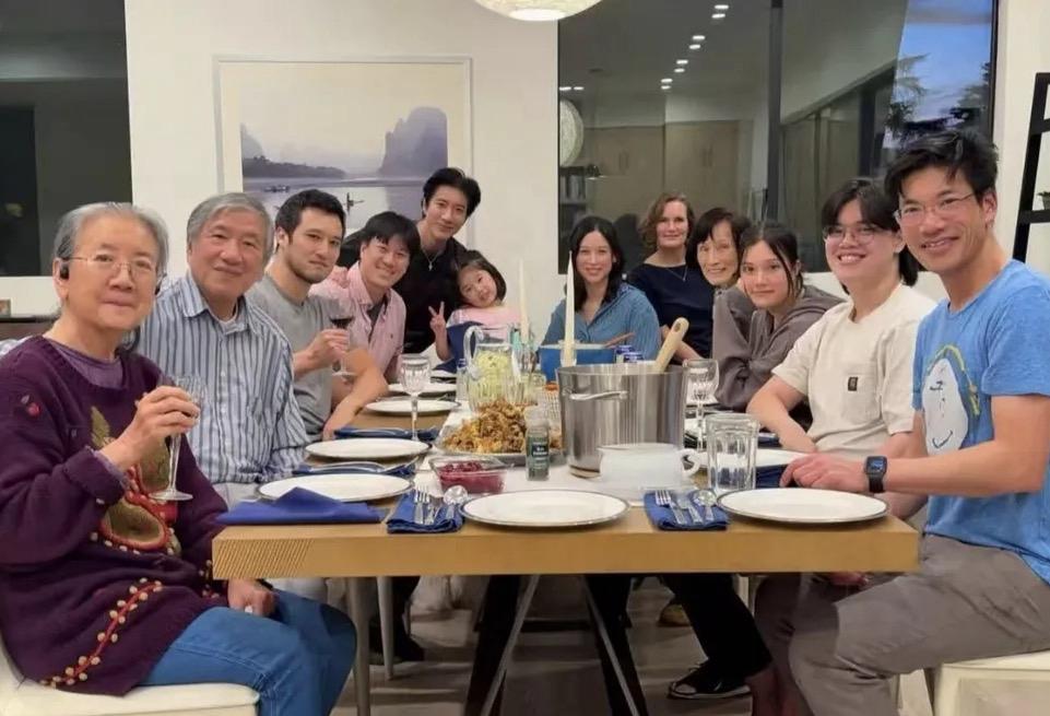 2025年感恩节，歌手王力宏晒出全家福，家庭聚餐画面温馨，然而其三个孩子却缺席此