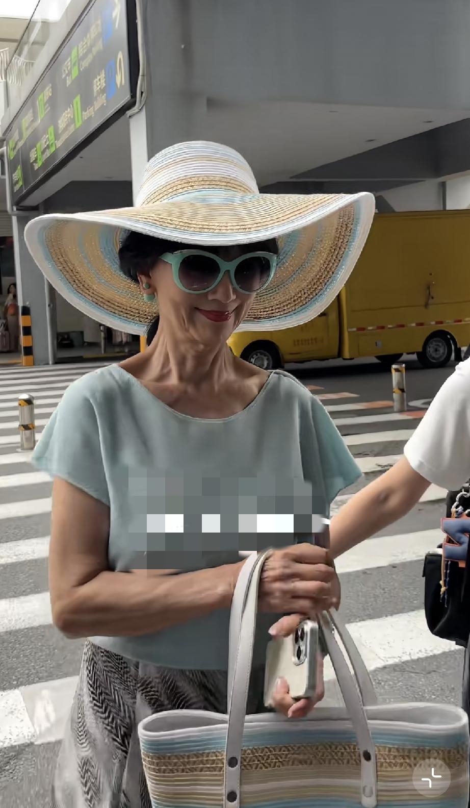 8月7日，赵雅芝现身三亚亚龙湾录节目，脖子里面的褶子看着太吓人了，感觉人老了还是