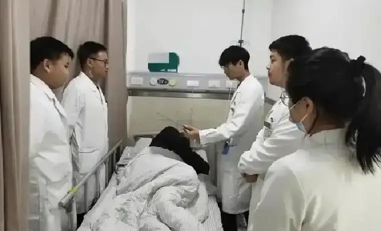 一个中年女人前几天在医院内分泌门诊挂了号，说她最近有点不舒服，但又说不出哪不对劲