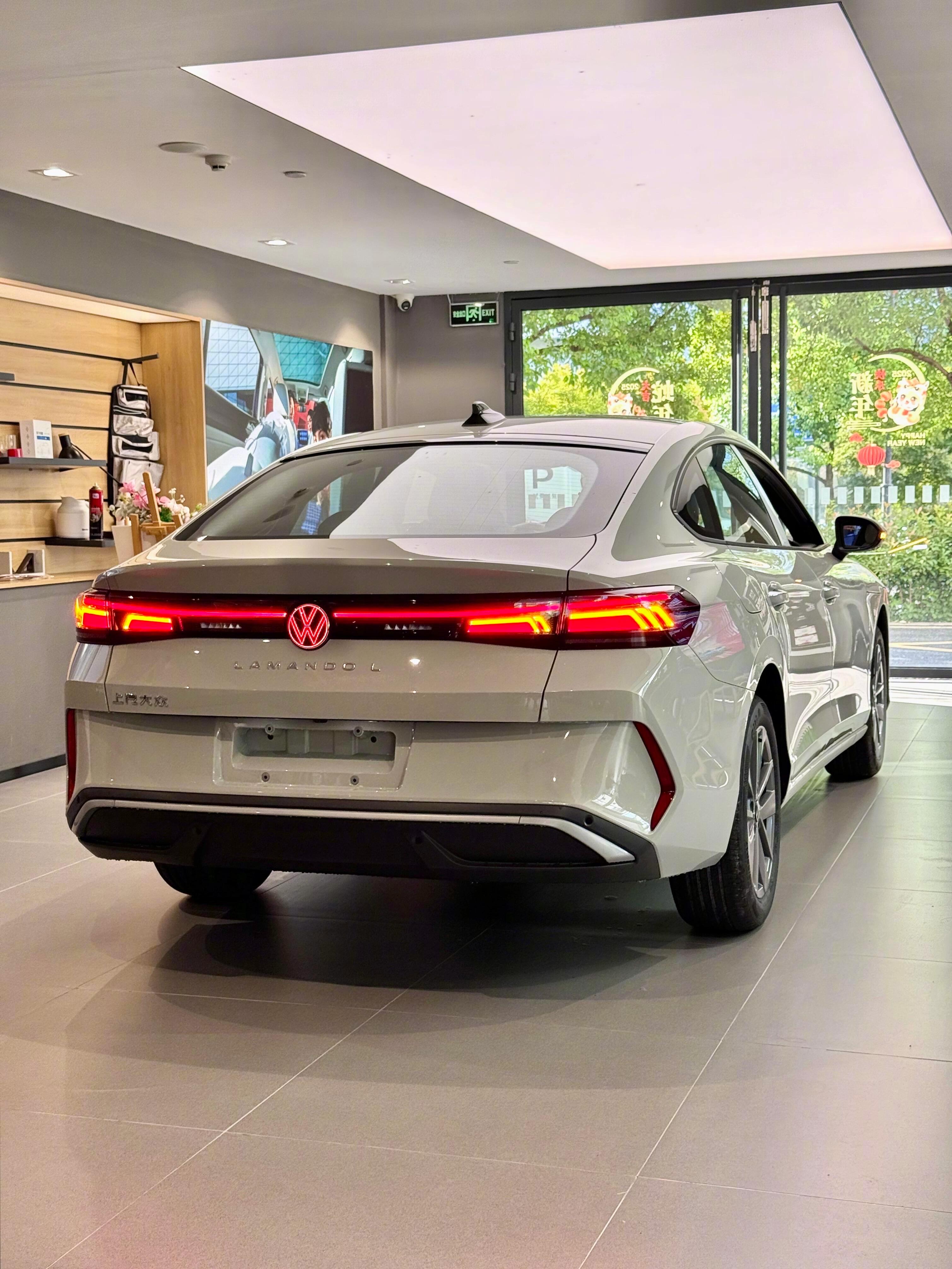 凌渡L🚘1️⃣外观：那个贯穿式灯带配合发光的大众Logo，以及有点“笑眯眯”的