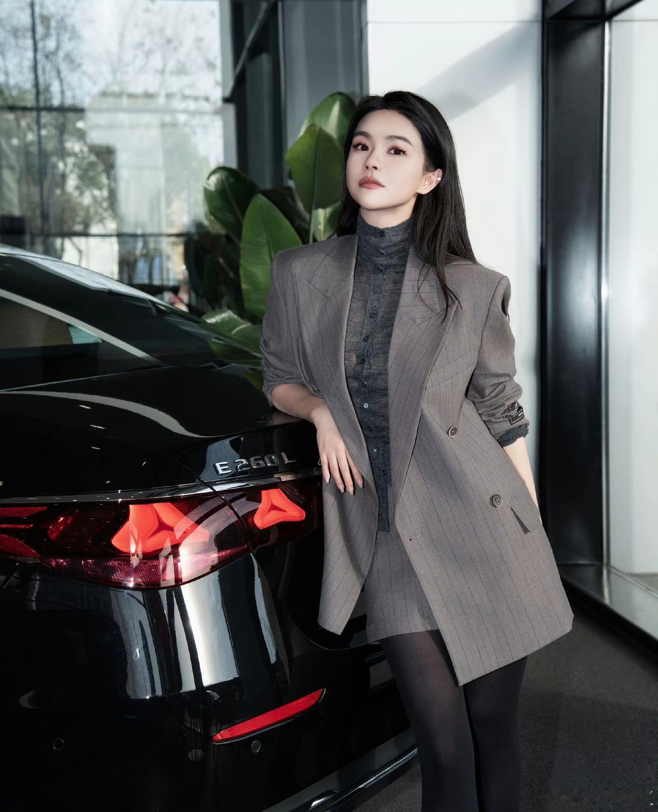 红妆映车影，风姿动人间。