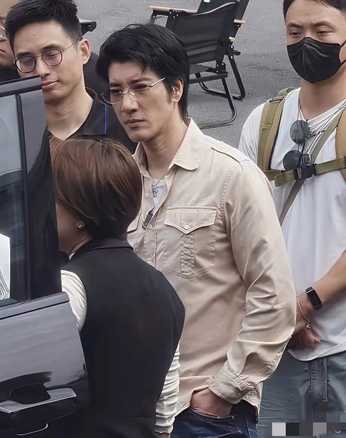 王力宏这是自信过头了吧？比亚迪的工程师们估计都看傻了：这明星怎么比我们还像“打工