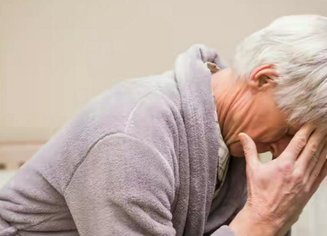 《人不会无缘无故患上脑溢血，研究发现：脑溢血患者多半爱干这6事》凌晨三点，急诊