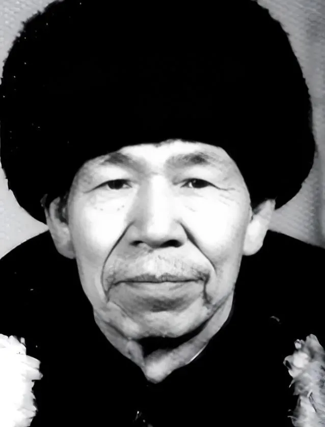 1938年，排长肖万世带队押送12个日军军官，在队伍休息时，他突然肚子疼去解手，