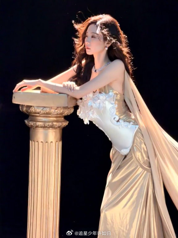 张艺凡从油画里走出的神女张艺凡神女爱世人谁懂啊！张艺凡这造型直接封神，妥妥的油