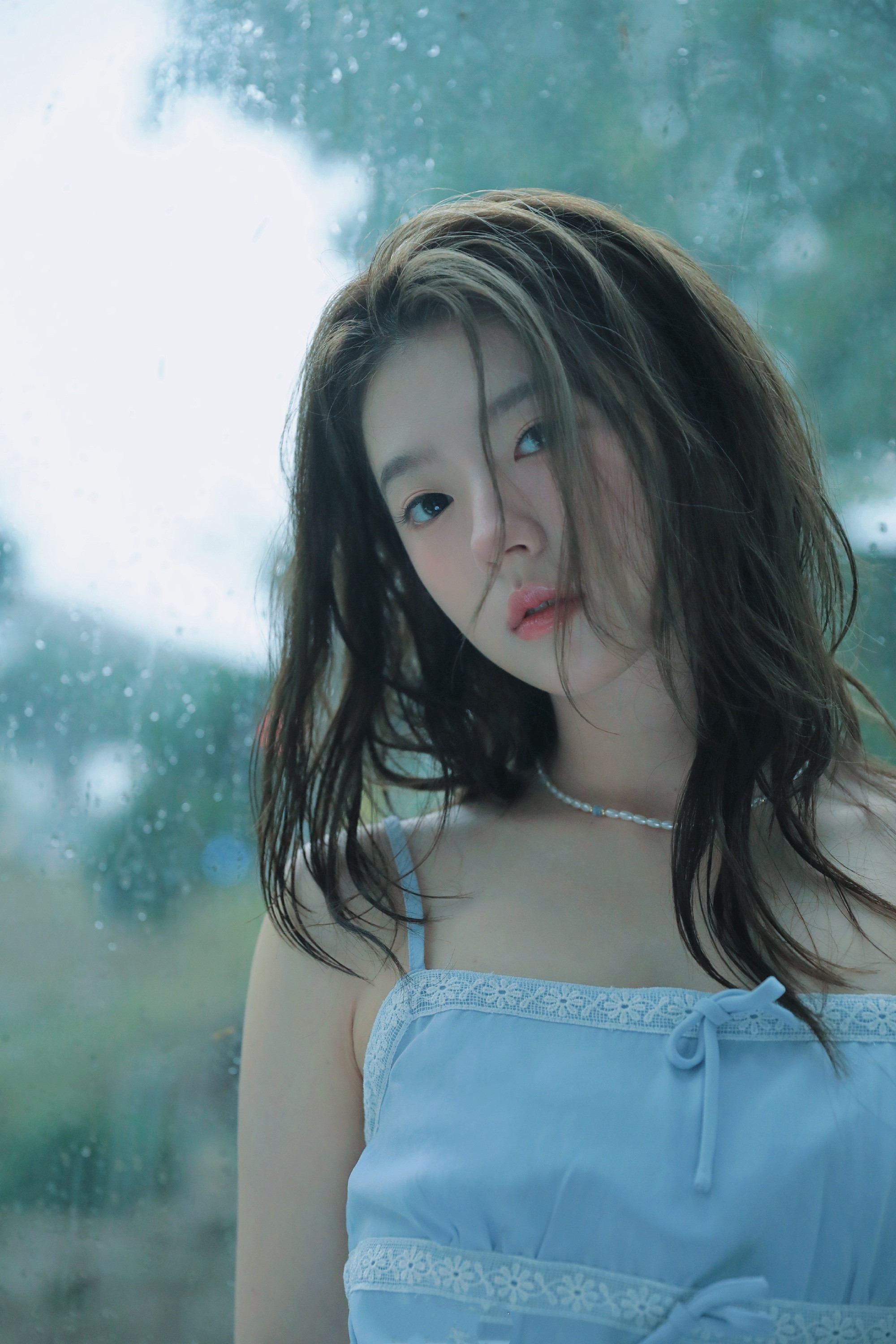 何蓝逗，蓝色吊带裙，轻柔少女梦。何蓝逗