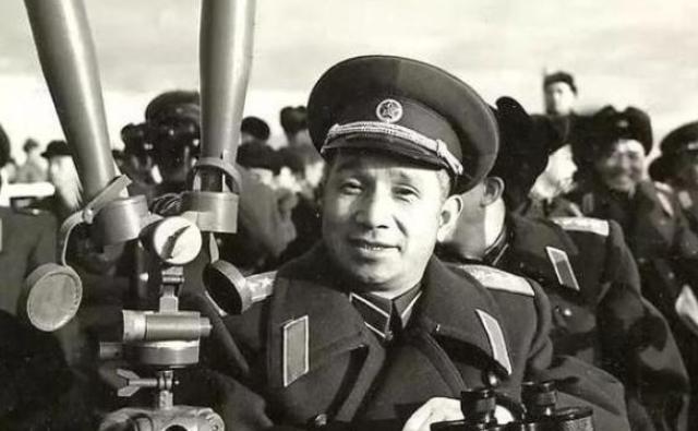 1958年夏天，北京军委扩大会议的空气像凝固的铅块。当陈毅的声音在会场响起，